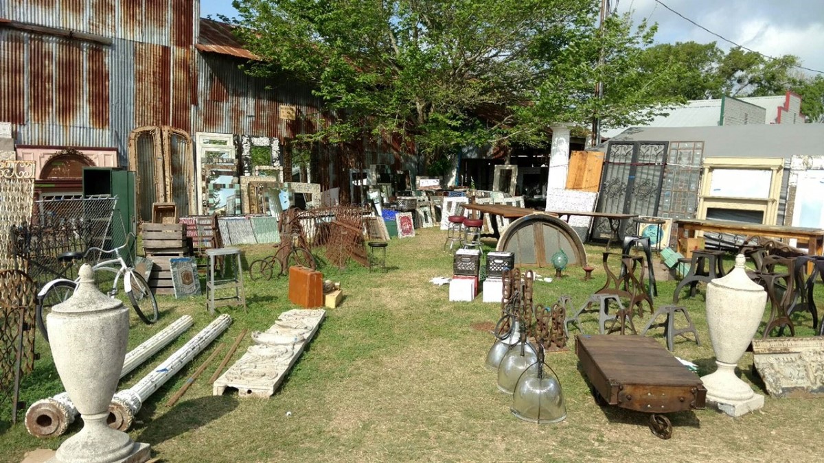 When is the antiques show held in Roundtop, Texas?